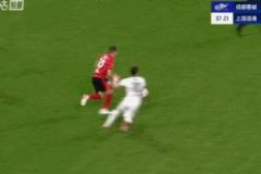 動作大！楊世元鞋底飛鏟羅慕洛，主裁亮黃牌