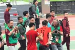 親和力！王鈺棟謝場給球迷簽名！