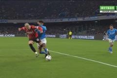 特奧禁區倒地造點！希門尼斯主罰點球直接被門將沒收！