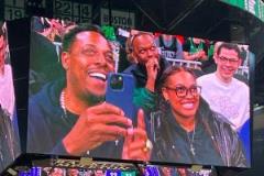 TD花園大屏幕為皮爾斯女兒送上17歲生日祝福