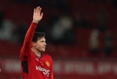 記者：林德洛夫、馬茲拉維因家庭事務在中場休息時離場