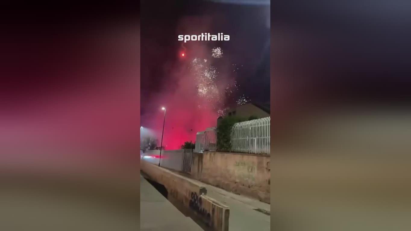 干擾作息！那不勒斯球迷在卡利亞里酒店門口燃放煙花